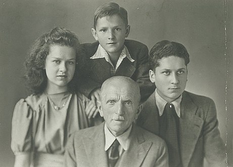 Großvater Julius Westhoff mit Enkeln Jetty, Helmut und Alfred