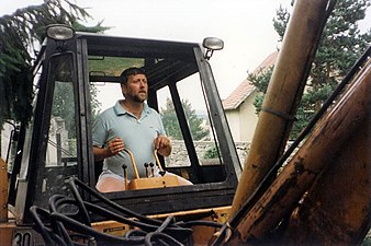 Hofer mit seinem Traktor 1990