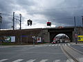 Brücke der Laaer Ostbahn über die Haidestraße; links Haltestellenzugang, Anschlussgleis in der Straßenmitte