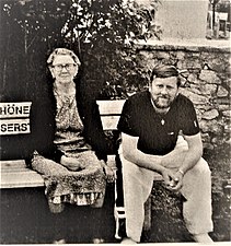 mit seiner Oma am Kirchenplatz 1990