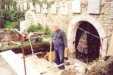 Georg Zsalacz, 2003 Stiege zum Gewölbekeller versetzen