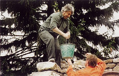 Kurt Kovasits mauert den Nischenbrunnen, Helfer Gemeindearbeiter Hr. Meyer, 1998